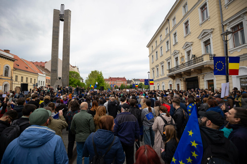 Mii de oameni au ieșit în stradă în marile orașe ale țării, pe 9 Mai: „România nu uita, Europa-i casa ta”. FOTO - Imaginea 9