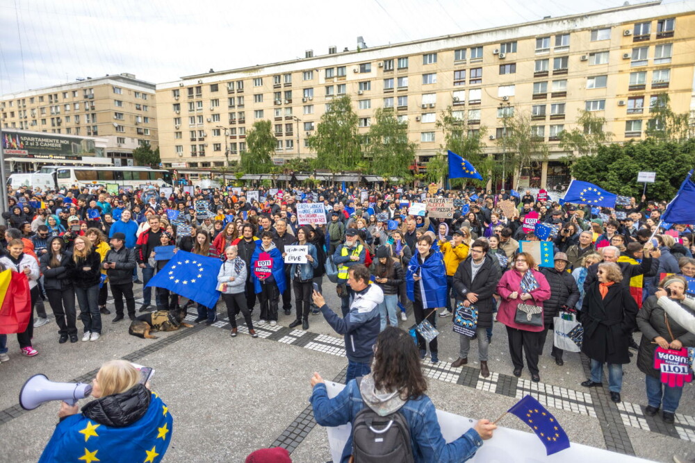 Mii de oameni au ieșit în stradă în marile orașe ale țării, pe 9 Mai: „România nu uita, Europa-i casa ta”. FOTO - Imaginea 11