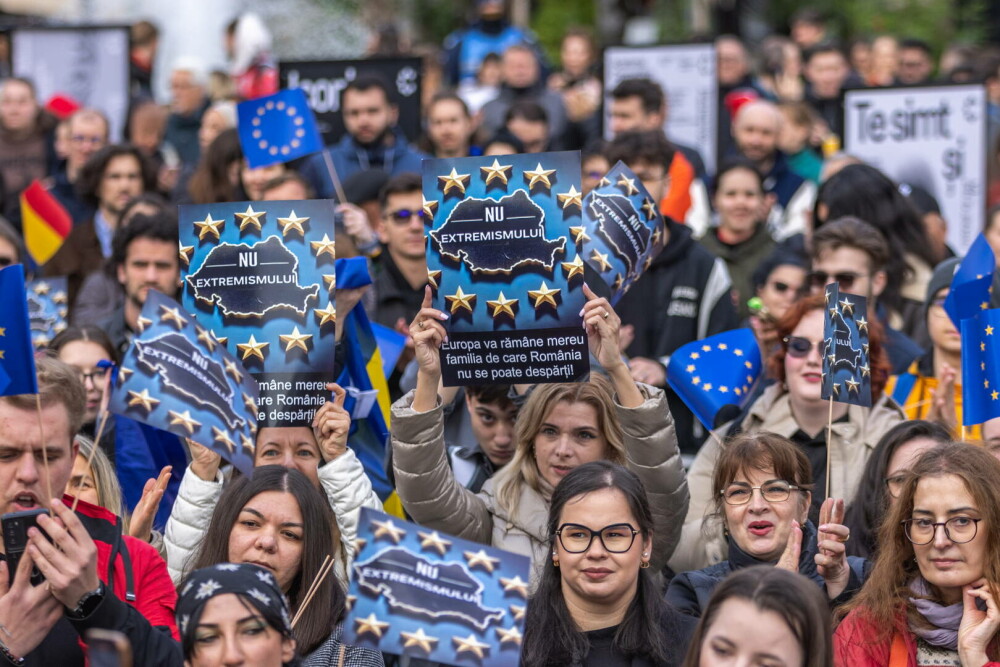 Mii de oameni au ieșit în stradă în marile orașe ale țării, pe 9 Mai: „România nu uita, Europa-i casa ta”. FOTO - Imaginea 12