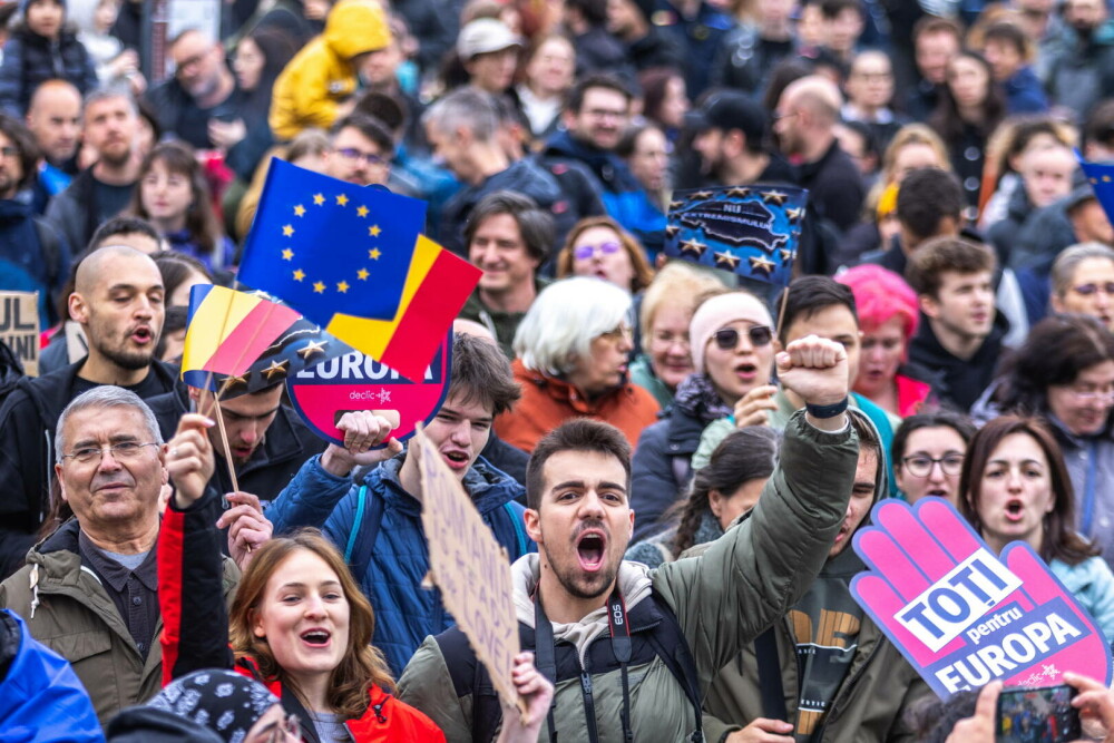 Mii de oameni au ieșit în stradă în marile orașe ale țării, pe 9 Mai: „România nu uita, Europa-i casa ta”. FOTO - Imaginea 13