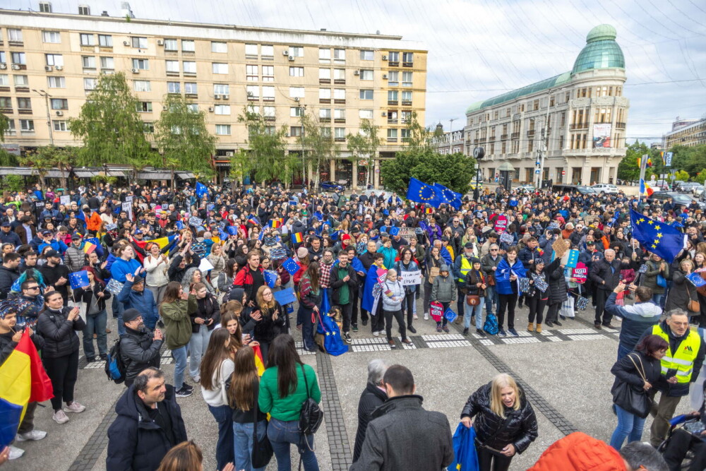Mii de oameni au ieșit în stradă în marile orașe ale țării, pe 9 Mai: „România nu uita, Europa-i casa ta”. FOTO - Imaginea 14
