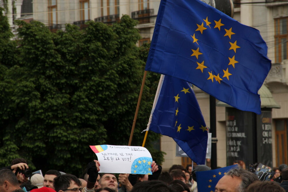 Mii de oameni au ieșit în stradă în marile orașe ale țării, pe 9 Mai: „România nu uita, Europa-i casa ta”. FOTO - Imaginea 15