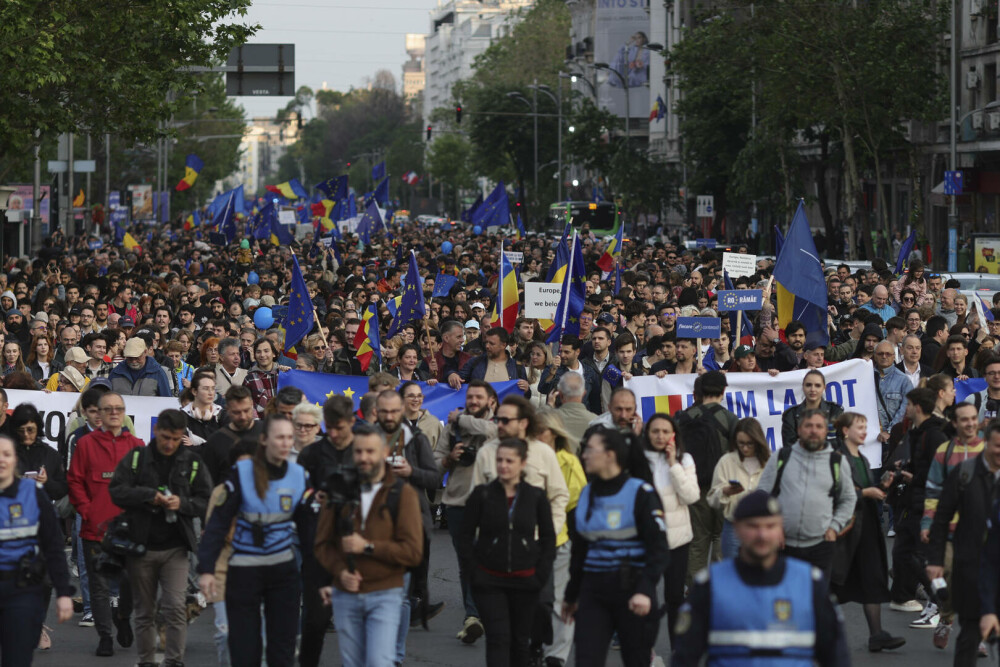 Mii de oameni au ieșit în stradă în marile orașe ale țării, pe 9 Mai: „România nu uita, Europa-i casa ta”. FOTO - Imaginea 16