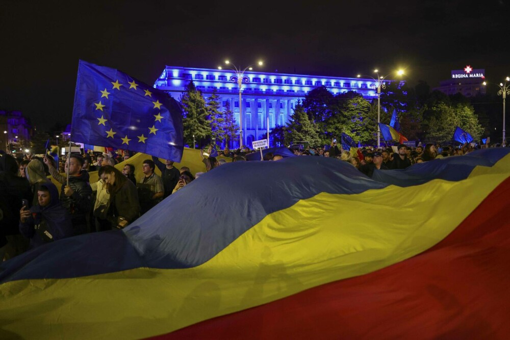 GALERIE FOTO. Zeci de mii de români din toată țara au ieșit în stradă, să transmită un mesaj: ”Un singur drum – Europa” - Imaginea 1