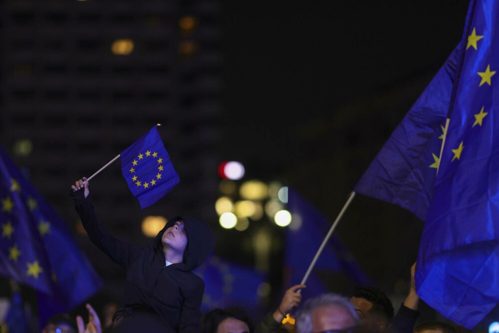 GALERIE FOTO. Zeci de mii de români din toată țara au ieșit în stradă, să transmită un mesaj: ”Un singur drum – Europa” - Imaginea 2