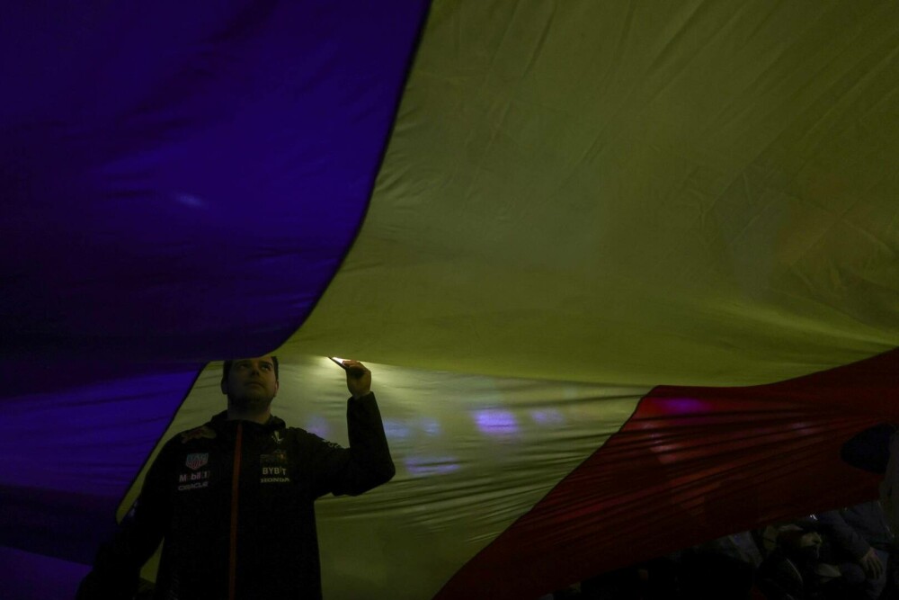 GALERIE FOTO. Zeci de mii de români din toată țara au ieșit în stradă, să transmită un mesaj: ”Un singur drum – Europa” - Imaginea 3