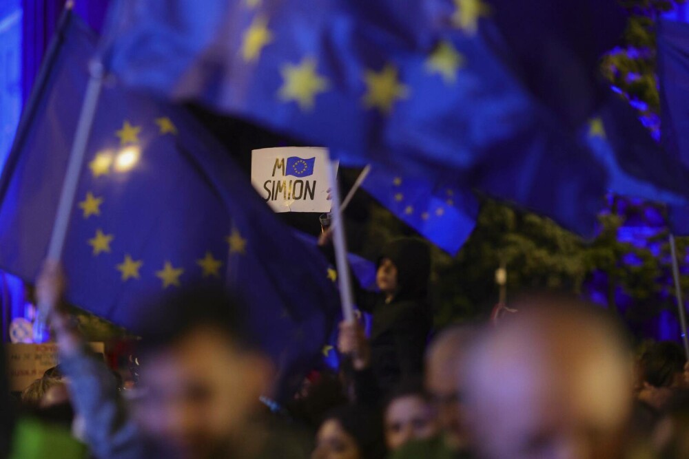 GALERIE FOTO. Zeci de mii de români din toată țara au ieșit în stradă, să transmită un mesaj: ”Un singur drum – Europa” - Imaginea 4