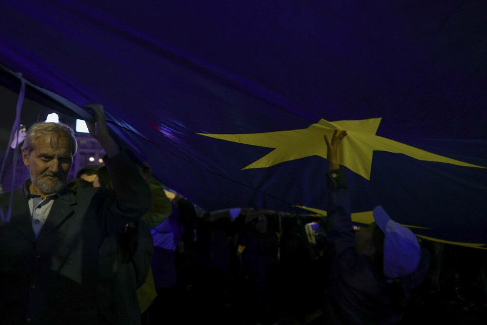 GALERIE FOTO. Zeci de mii de români din toată țara au ieșit în stradă, să transmită un mesaj: ”Un singur drum – Europa” - Imaginea 5