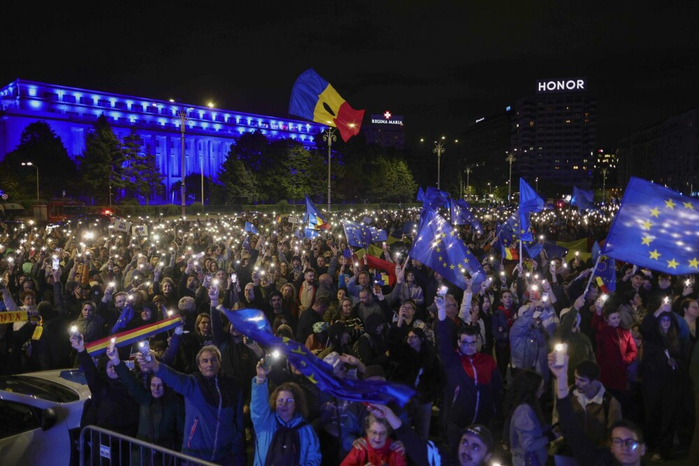 GALERIE FOTO. Zeci de mii de români din toată țara au ieșit în stradă, să transmită un mesaj: ”Un singur drum – Europa” - Imaginea 6