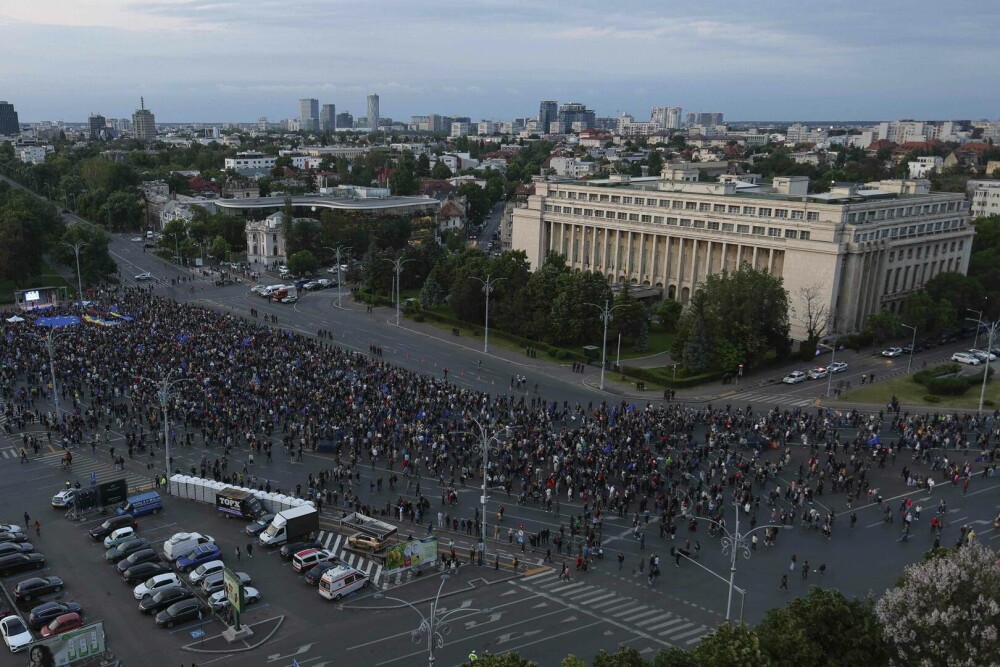 GALERIE FOTO. Zeci de mii de români din toată țara au ieșit în stradă, să transmită un mesaj: ”Un singur drum – Europa” - Imaginea 8