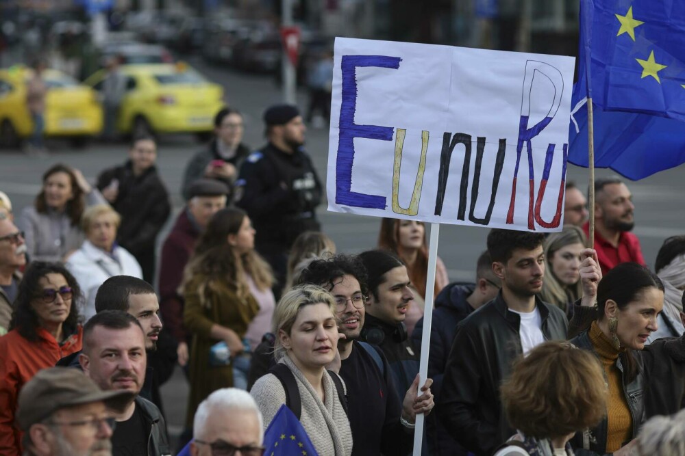 GALERIE FOTO. Zeci de mii de români din toată țara au ieșit în stradă, să transmită un mesaj: ”Un singur drum – Europa” - Imaginea 9