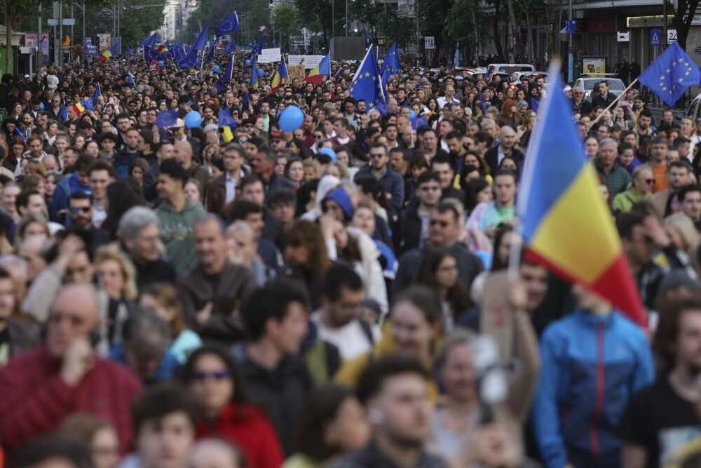 GALERIE FOTO. Zeci de mii de români din toată țara au ieșit în stradă, să transmită un mesaj: ”Un singur drum – Europa” - Imaginea 10