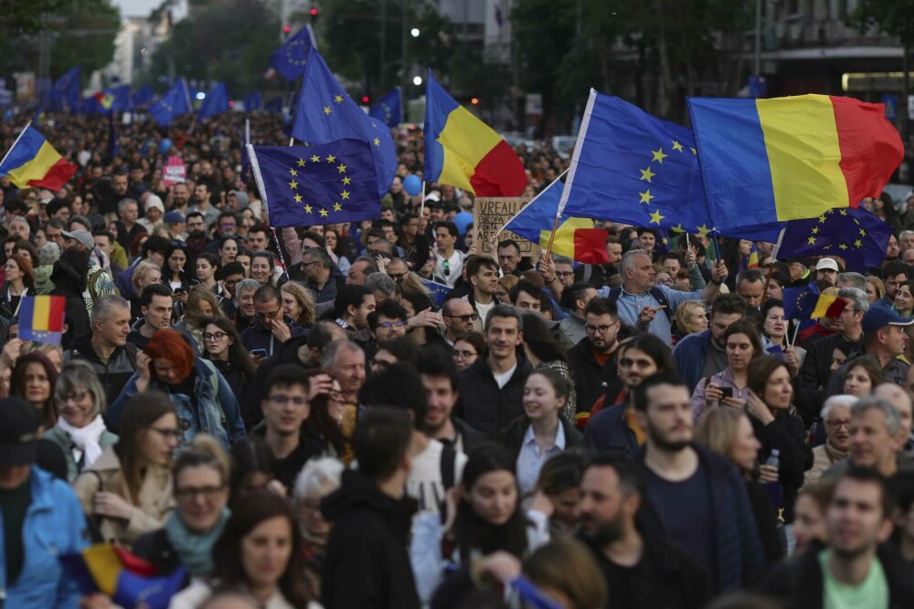 GALERIE FOTO. Zeci de mii de români din toată țara au ieșit în stradă, să transmită un mesaj: ”Un singur drum – Europa” - Imaginea 11