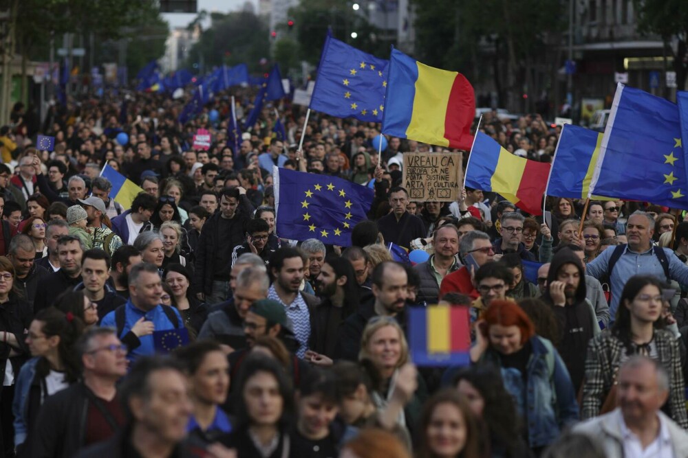 GALERIE FOTO. Zeci de mii de români din toată țara au ieșit în stradă, să transmită un mesaj: ”Un singur drum – Europa” - Imaginea 12