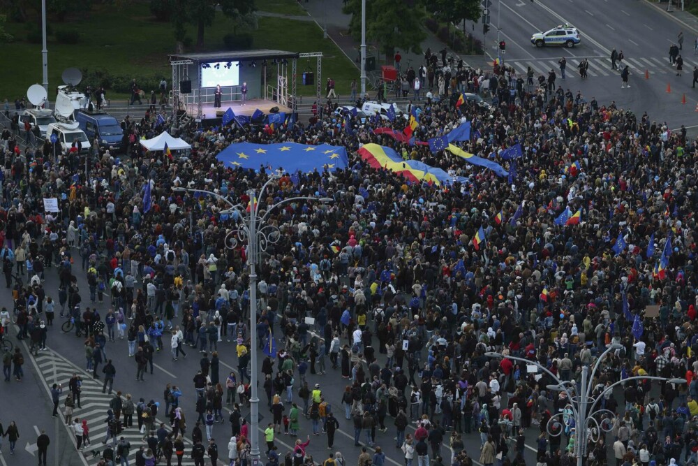 GALERIE FOTO. Zeci de mii de români din toată țara au ieșit în stradă, să transmită un mesaj: ”Un singur drum – Europa” - Imaginea 13