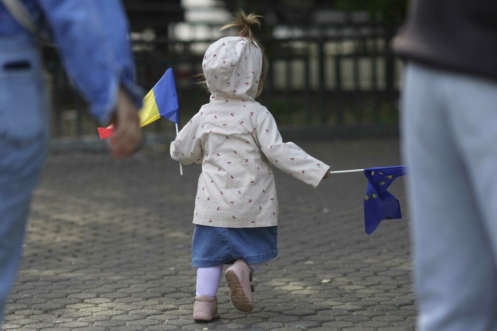 GALERIE FOTO. Zeci de mii de români din toată țara au ieșit în stradă, să transmită un mesaj: ”Un singur drum – Europa” - Imaginea 15
