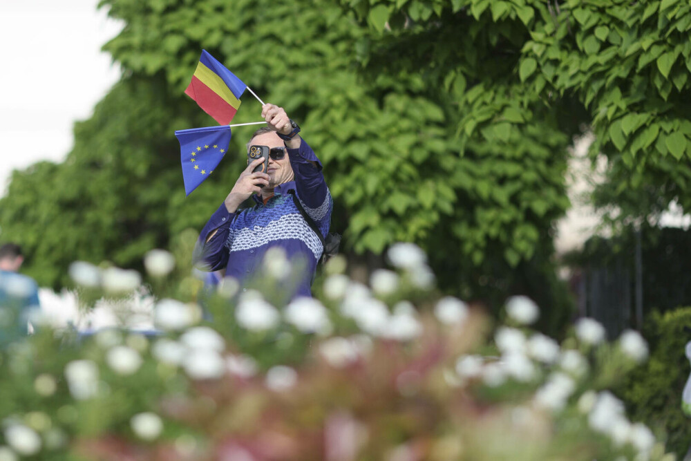 GALERIE FOTO. Zeci de mii de români din toată țara au ieșit în stradă, să transmită un mesaj: ”Un singur drum – Europa” - Imaginea 16