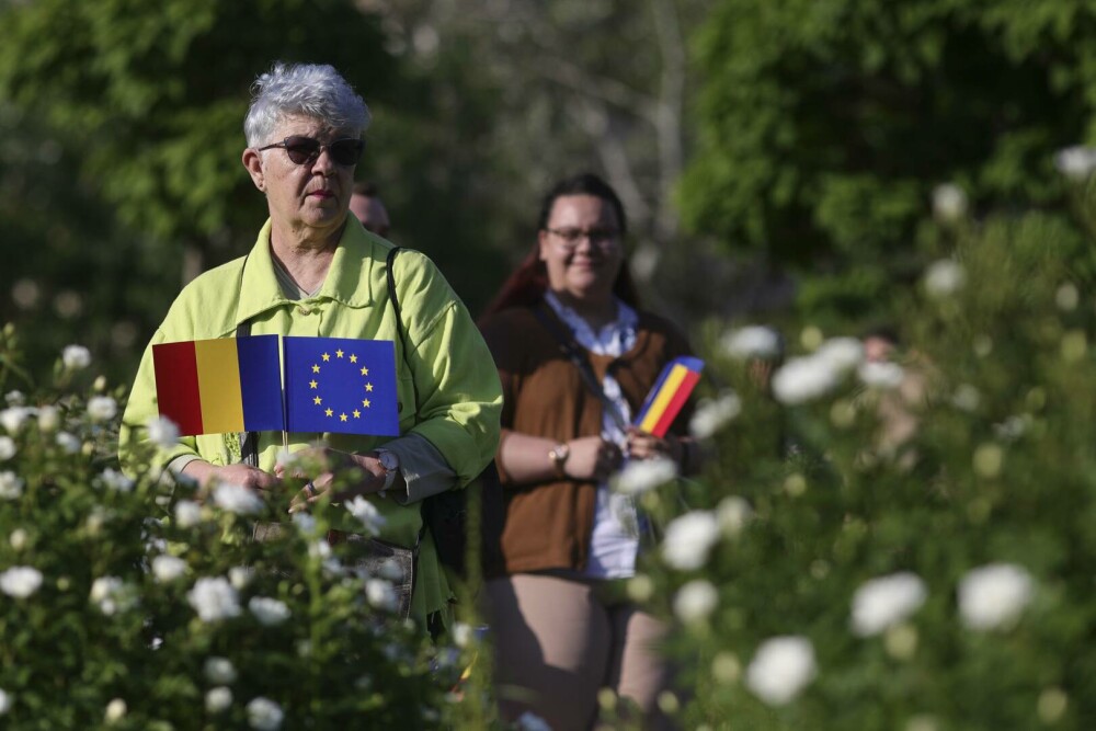 GALERIE FOTO. Zeci de mii de români din toată țara au ieșit în stradă, să transmită un mesaj: ”Un singur drum – Europa” - Imaginea 17