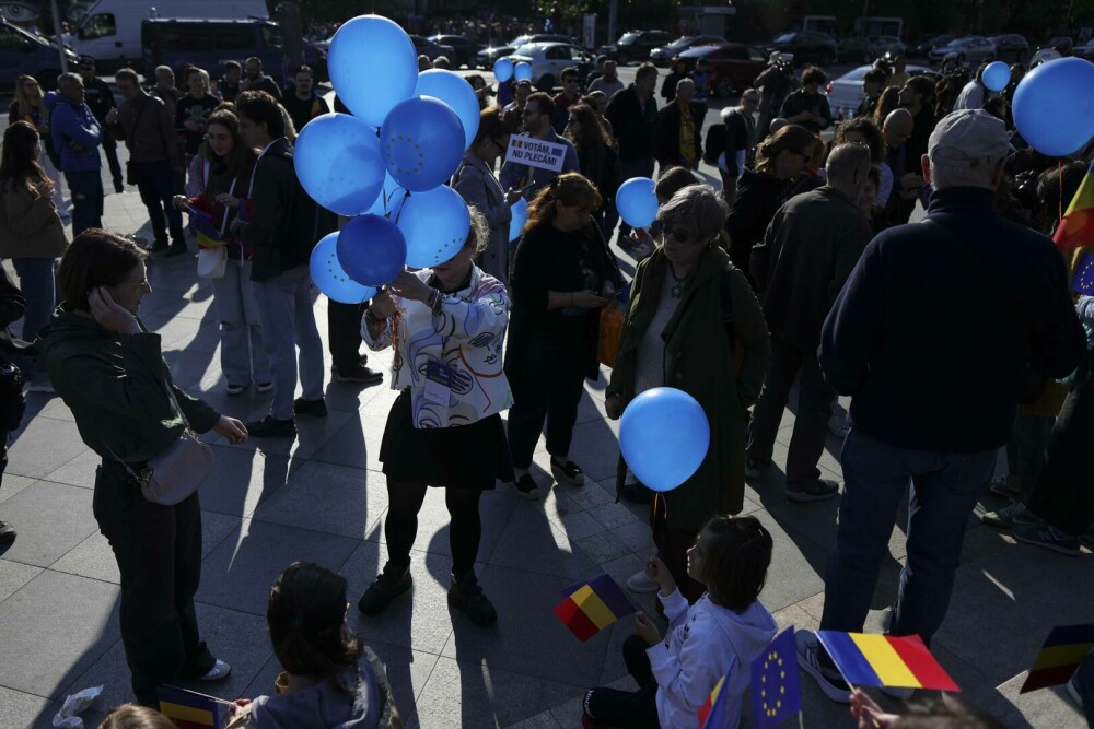 GALERIE FOTO. Zeci de mii de români din toată țara au ieșit în stradă, să transmită un mesaj: ”Un singur drum – Europa” - Imaginea 18