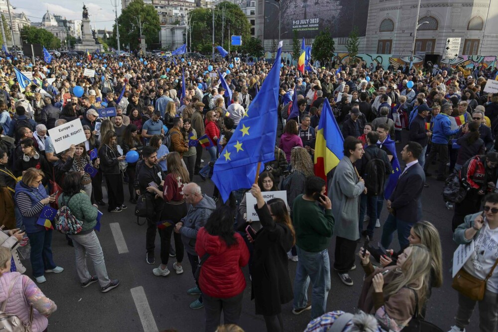 GALERIE FOTO. Zeci de mii de români din toată țara au ieșit în stradă, să transmită un mesaj: ”Un singur drum – Europa” - Imaginea 20