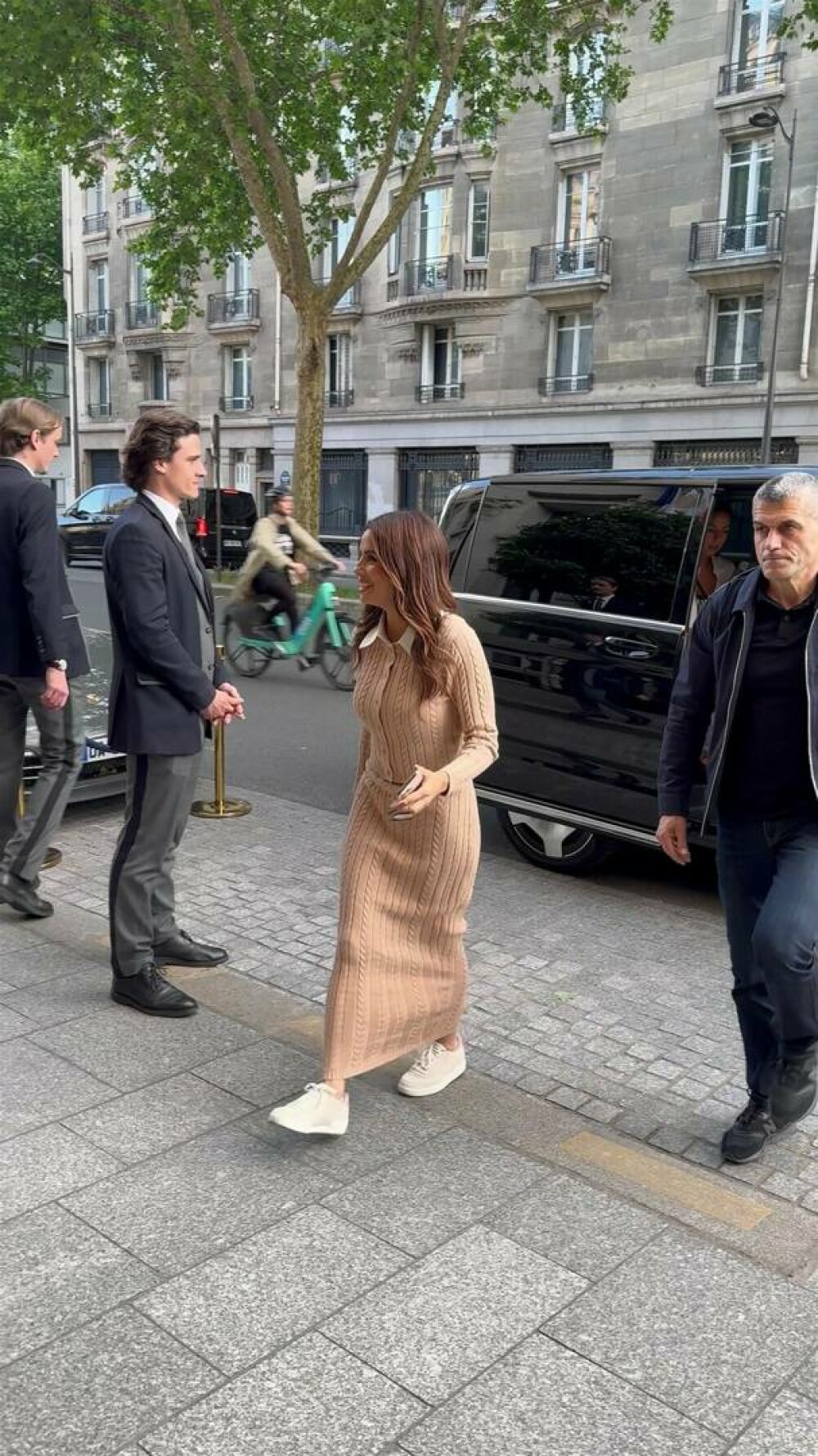 Eva Longoria, apariție elegantă pe străzile din Paris. Cum arată actrița la 50 de ani. GALERIE FOTO - Imaginea 7