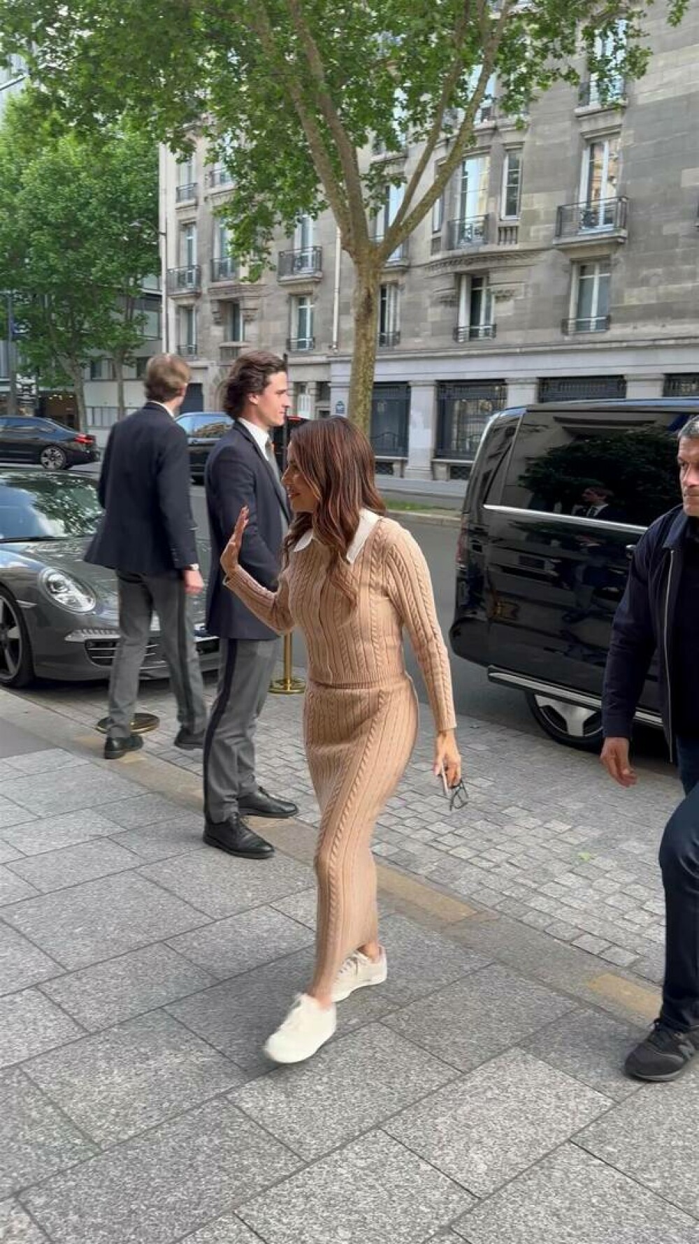 Eva Longoria, apariție elegantă pe străzile din Paris. Cum arată actrița la 50 de ani. GALERIE FOTO - Imaginea 8