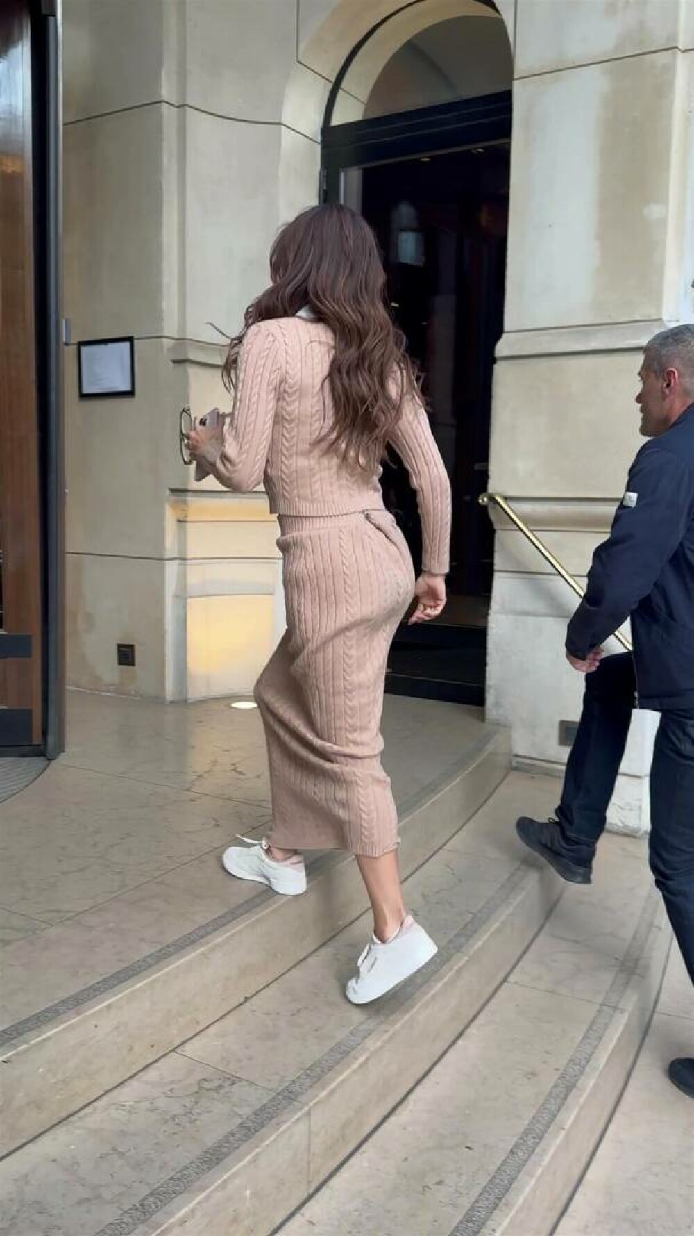 Eva Longoria, apariție elegantă pe străzile din Paris. Cum arată actrița la 50 de ani. GALERIE FOTO - Imaginea 10