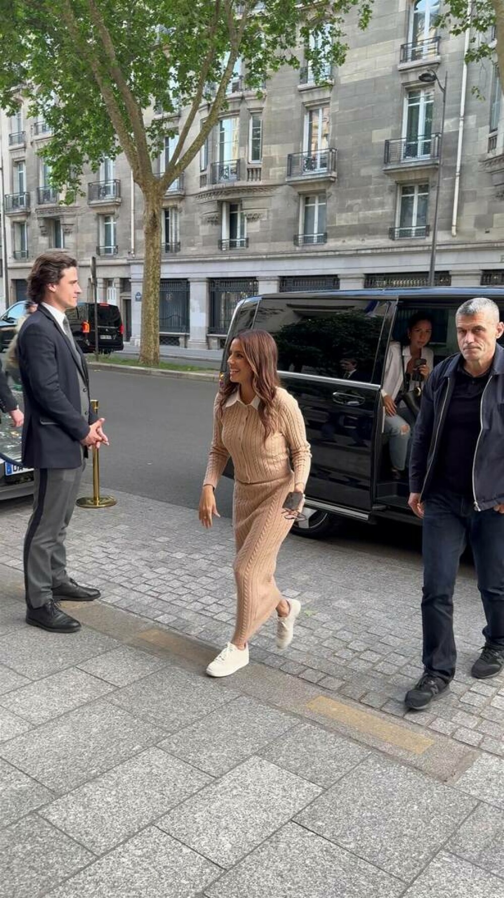 Eva Longoria, apariție elegantă pe străzile din Paris. Cum arată actrița la 50 de ani. GALERIE FOTO - Imaginea 11
