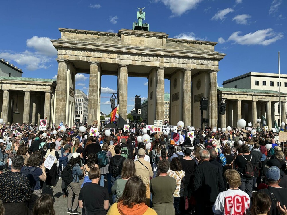 Mii de persoane din Germania au ieşit în stradă pentru a cere interzicerea AfD. „Nu este un partid normal” - Imaginea 2
