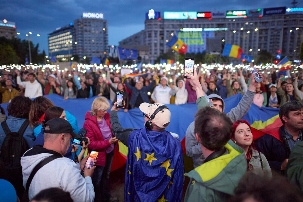 Peste 30.000 de oameni au participat la mitingul din Piața Victoriei, organizat de Nicușor Dan. La final, s-a auzit imnul UE - Imaginea 4