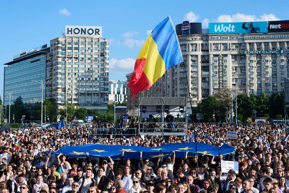 Peste 30.000 de oameni au participat la mitingul din Piața Victoriei, organizat de Nicușor Dan. La final, s-a auzit imnul UE - Imaginea 3