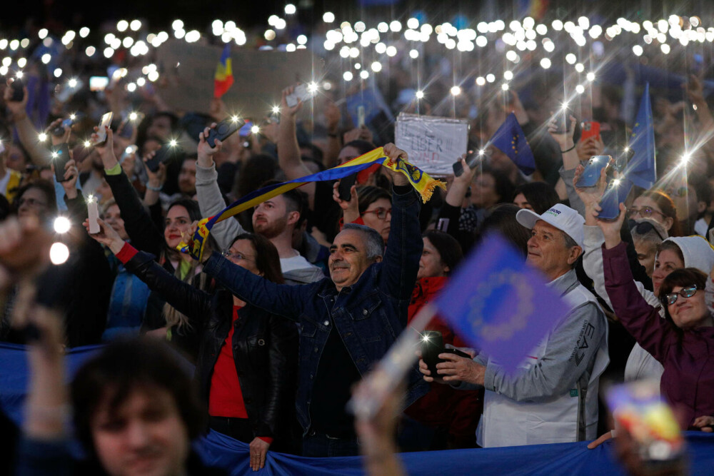 Peste 30.000 de oameni au participat la mitingul din Piața Victoriei, organizat de Nicușor Dan. La final, s-a auzit imnul UE - Imaginea 2