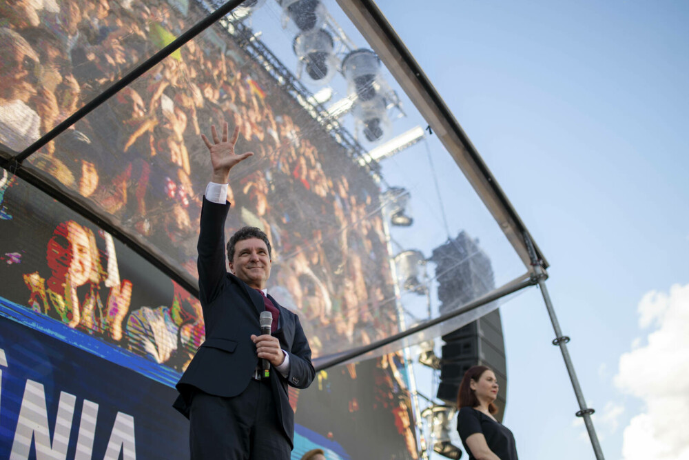 Peste 30.000 de oameni au participat la mitingul din Piața Victoriei, organizat de Nicușor Dan. La final, s-a auzit imnul UE - Imaginea 1