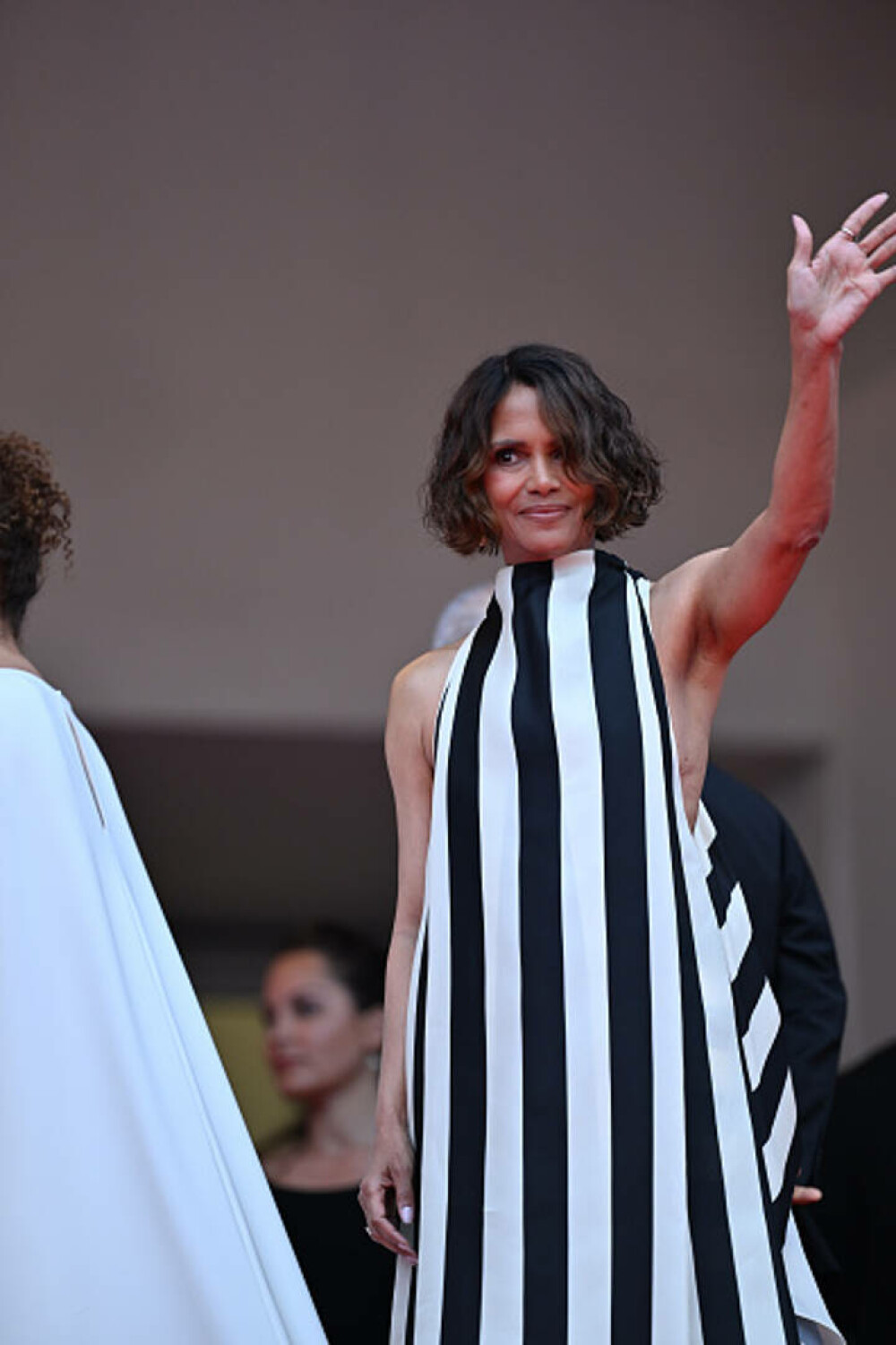 Halle Berry a fost nevoită să îşi schimbe rochia la Festivalul de la Cannes 2025. Reguli stricte pe covorul roșu anul acesta - Imaginea 6
