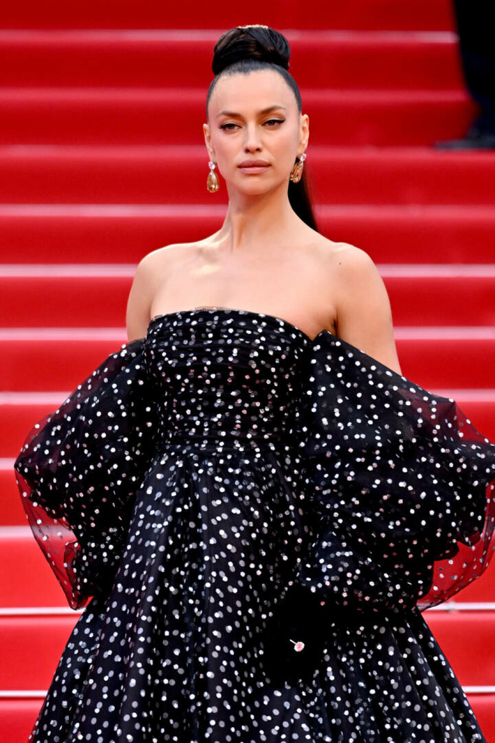 Irina Shayk, apariție spectaculoasă la Festivalul de Film de la Cannes 2025. Ce ținută a purtat. GALERIE FOTO - Imaginea 5