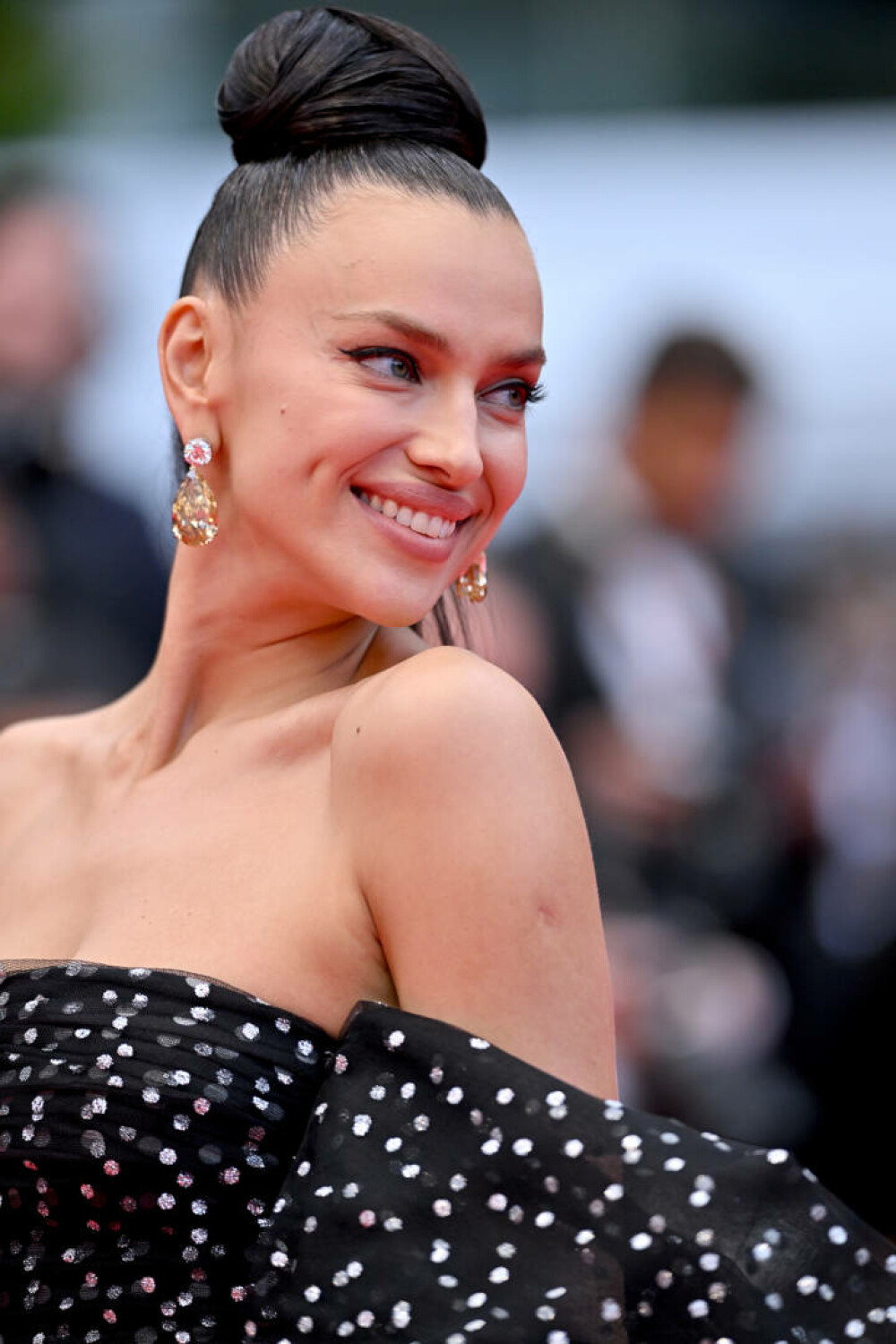 Irina Shayk, apariție spectaculoasă la Festivalul de Film de la Cannes 2025. Ce ținută a purtat. GALERIE FOTO - Imaginea 13