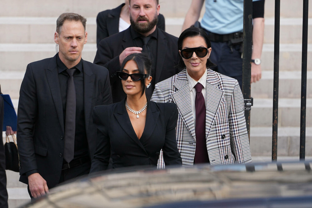 Kim Kardashian, în lacrimi la tribunal, la procesul jafului armat din Paris. „Am crezut că o să mor” - Imaginea 8