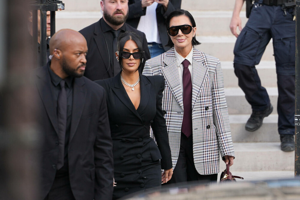 Kim Kardashian, în lacrimi la tribunal, la procesul jafului armat din Paris. „Am crezut că o să mor” - Imaginea 9