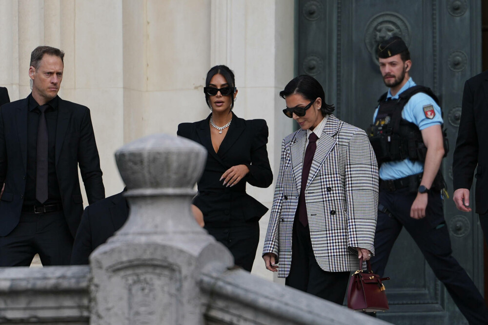Kim Kardashian, în lacrimi la tribunal, la procesul jafului armat din Paris. „Am crezut că o să mor” - Imaginea 12