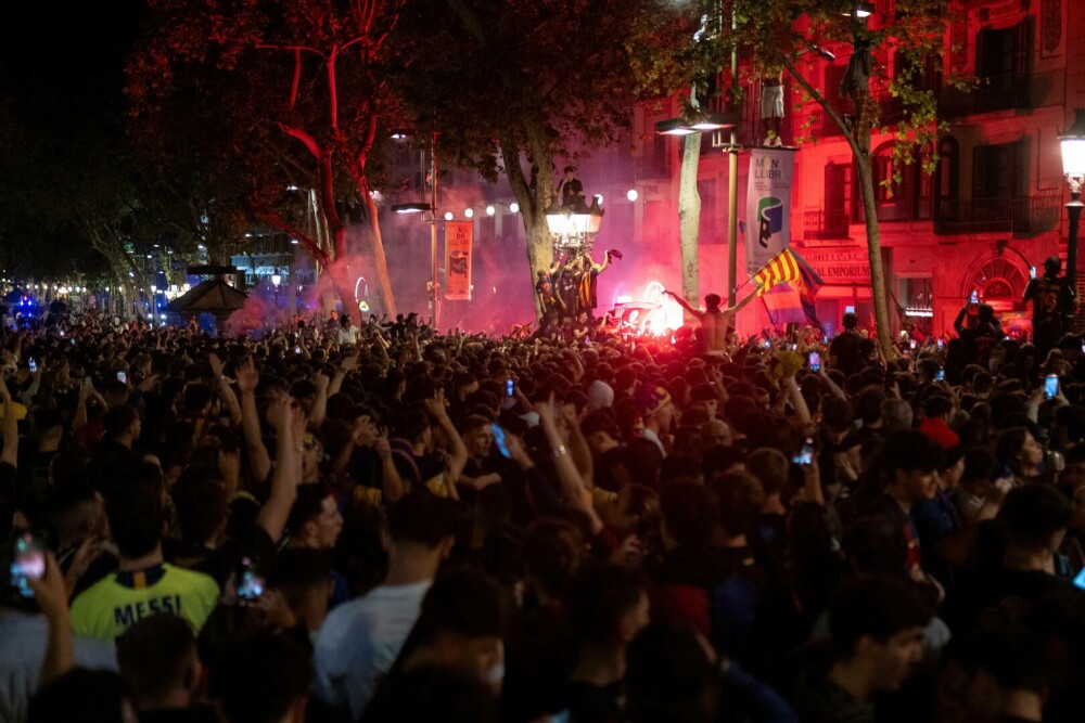 FC Barcelona devine campioana Spaniei pentru a 28-a oară, după victoria cu 2-0 în fața lui Espanyol. FOTO - Imaginea 2