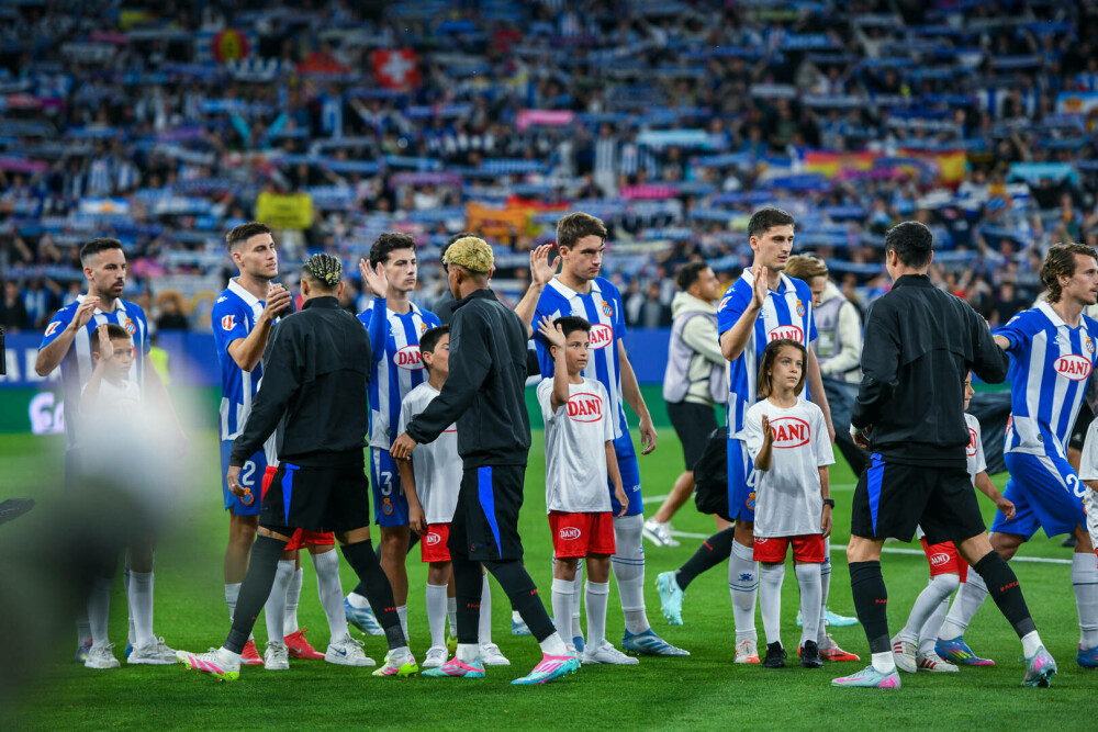 FC Barcelona devine campioana Spaniei pentru a 28-a oară, după victoria cu 2-0 în fața lui Espanyol. FOTO - Imaginea 6