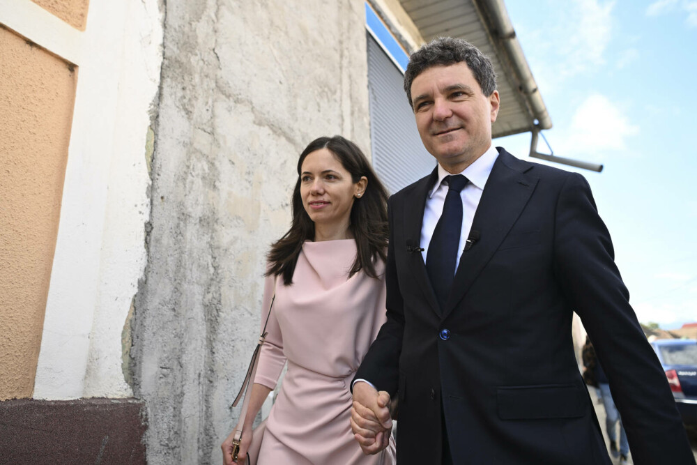 Cum s-a îmbrăcat Mirabela Grădinaru în ziua alegerilor prezidențiale. Cât costă rochia aleasă de partenera lui Nicușor Dan - Imaginea 1