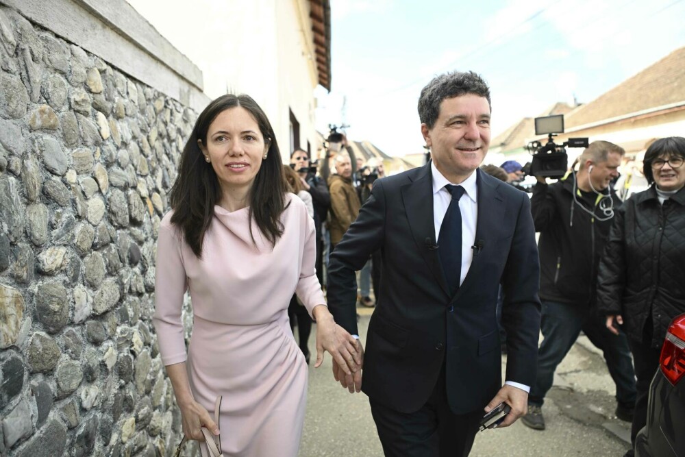 Cum s-a îmbrăcat Mirabela Grădinaru în ziua alegerilor prezidențiale. Cât costă rochia aleasă de partenera lui Nicușor Dan - Imaginea 4