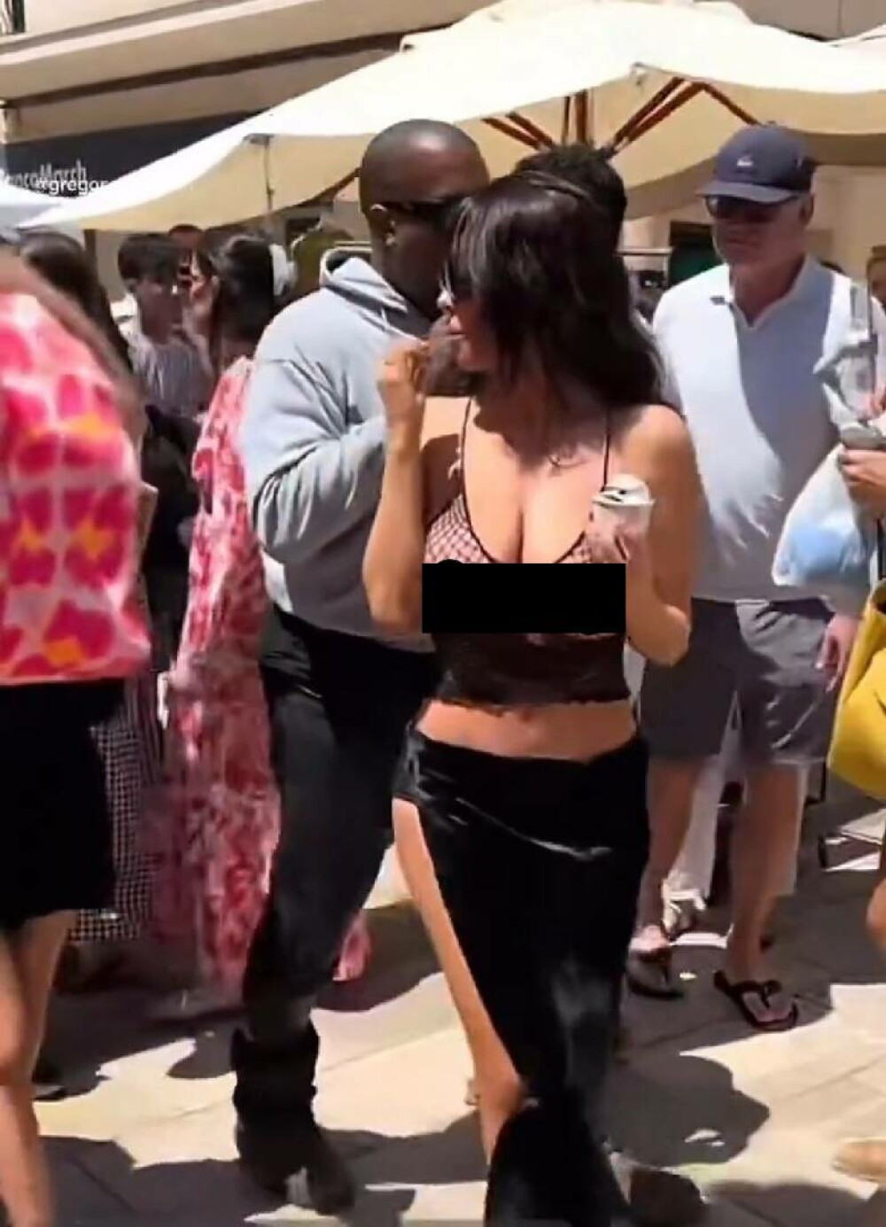 Bianca Censori, apariție îndrăzneață pe străzile din Spania. Cum s-a afișat soția lui Kanye West. GALERIE FOTO - Imaginea 2
