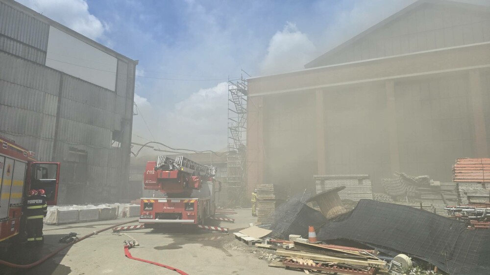 Incendiu de proporții în Sectorul 3 al Capitalei. O hală este cuprinsă de flăcări. A fost emis și un mesaj RO-ALERT. VIDEO - Imaginea 2