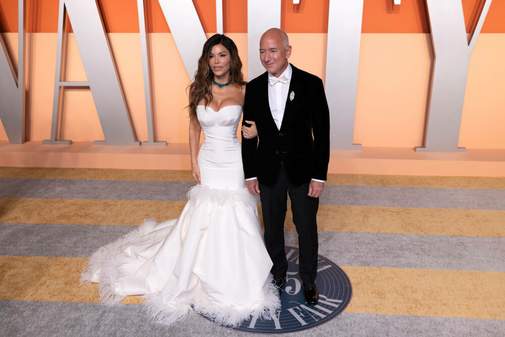 Lauren Sánchez, logodnica lui Jeff Bezos, apariție spectaculoasă la Paris într-o ținută creată de un brand românesc. FOTO - Imaginea 12