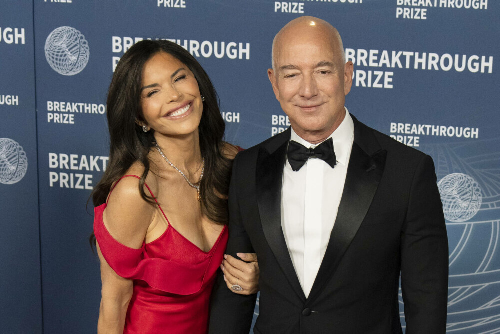 Lauren Sánchez, logodnica lui Jeff Bezos, apariție spectaculoasă la Paris într-o ținută creată de un brand românesc. FOTO - Imaginea 13