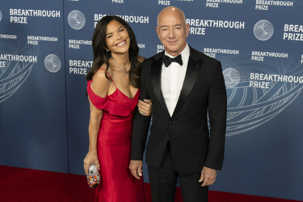 Lauren Sánchez, logodnica lui Jeff Bezos, apariție spectaculoasă la Paris într-o ținută creată de un brand românesc. FOTO - Imaginea 14