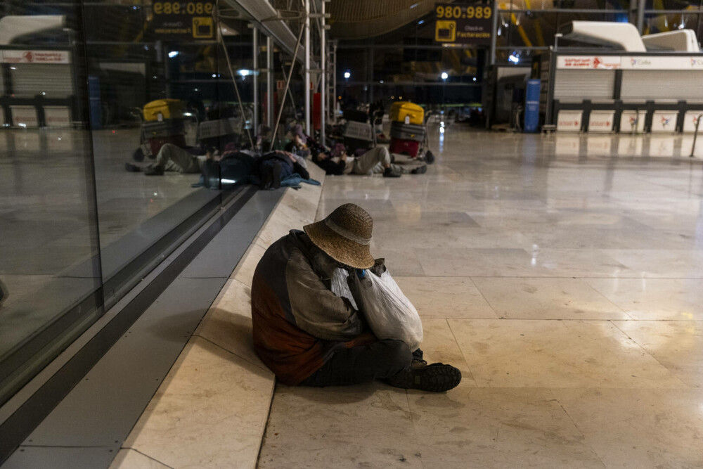 Un mare aeroport european s-a umplut de oameni fără adăpost. Imagini îngrijorătoare din „orașul ascuns” - Imaginea 1