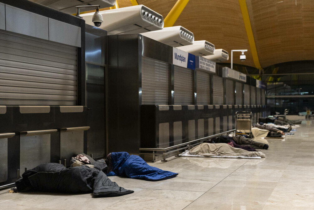 Un mare aeroport european s-a umplut de oameni fără adăpost. Imagini îngrijorătoare din „orașul ascuns” - Imaginea 3